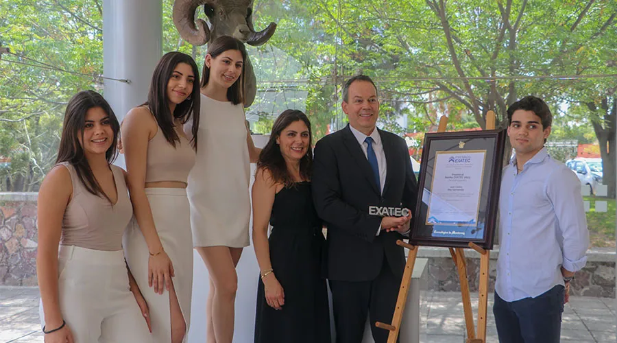 Juan Carlos y su familia posando con su placa de reconocimiento&nbsp;