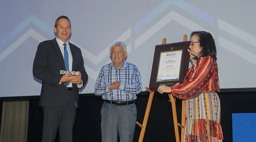 Juan Carlos recibiendo su premio de Marcela Beltr&aacute;n, directora general del Tec campus Irapuato&nbsp;