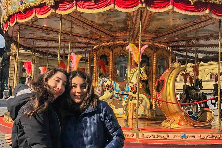 Karen con su compa&ntilde;era de turistas por Florencia