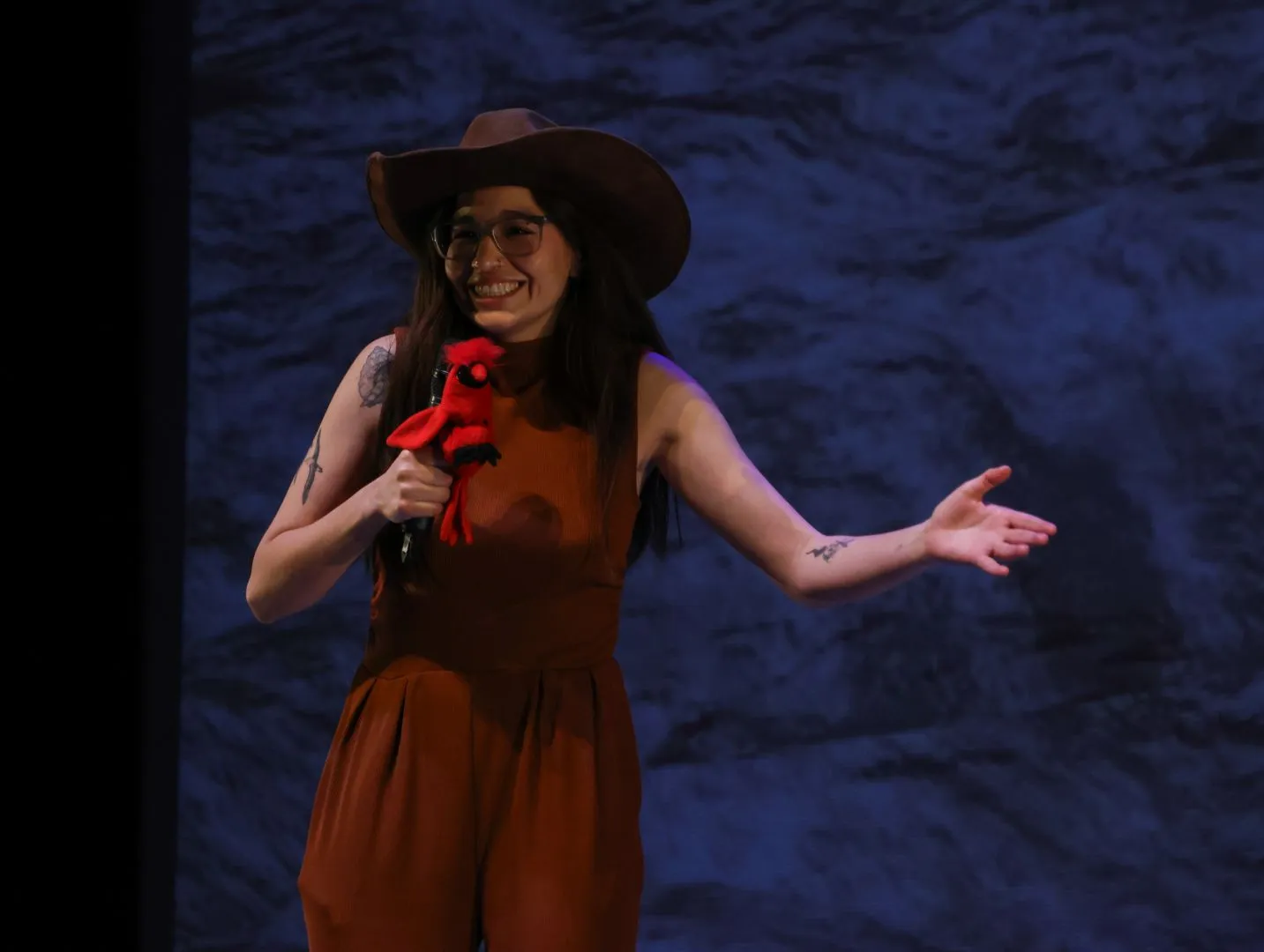 Liliana Tobar de Biolovers del Mundo habla sobre la importancia de preservar el Río Santa Catarina enMicroCosmos. (Foto: Anya Barrera). 