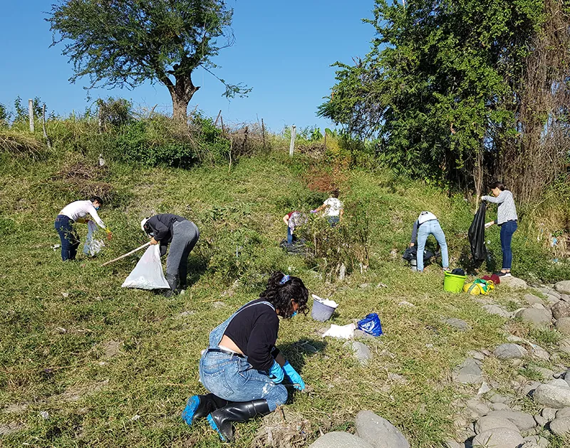 Alumnos de la agrupaci&oacute;n Litros de Ayuda limpian el r&iacute;o Apatlaco