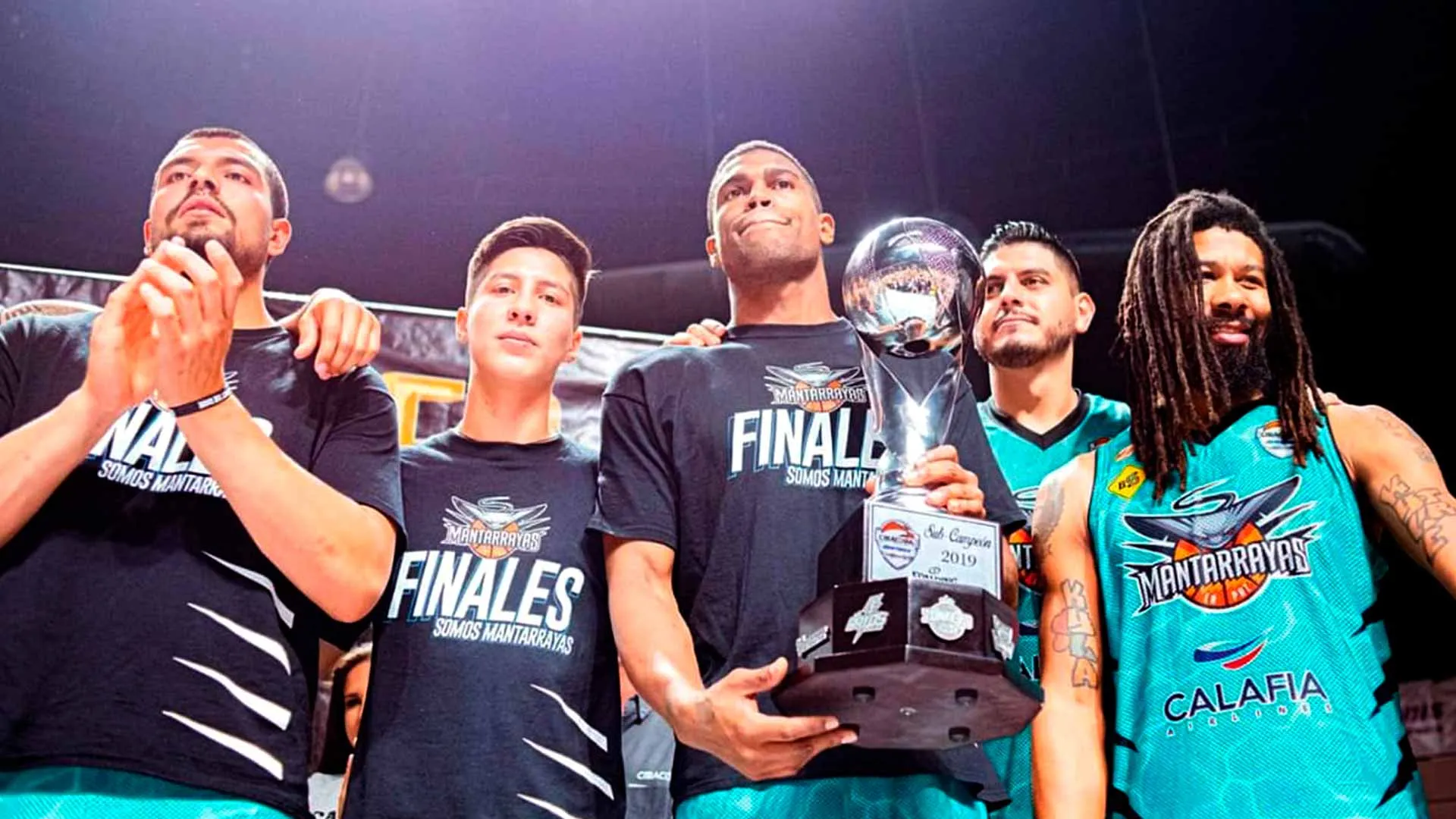 Emmanuel Trinidad recibe trofeo de subcampe&oacute;n de la CIBACOPA