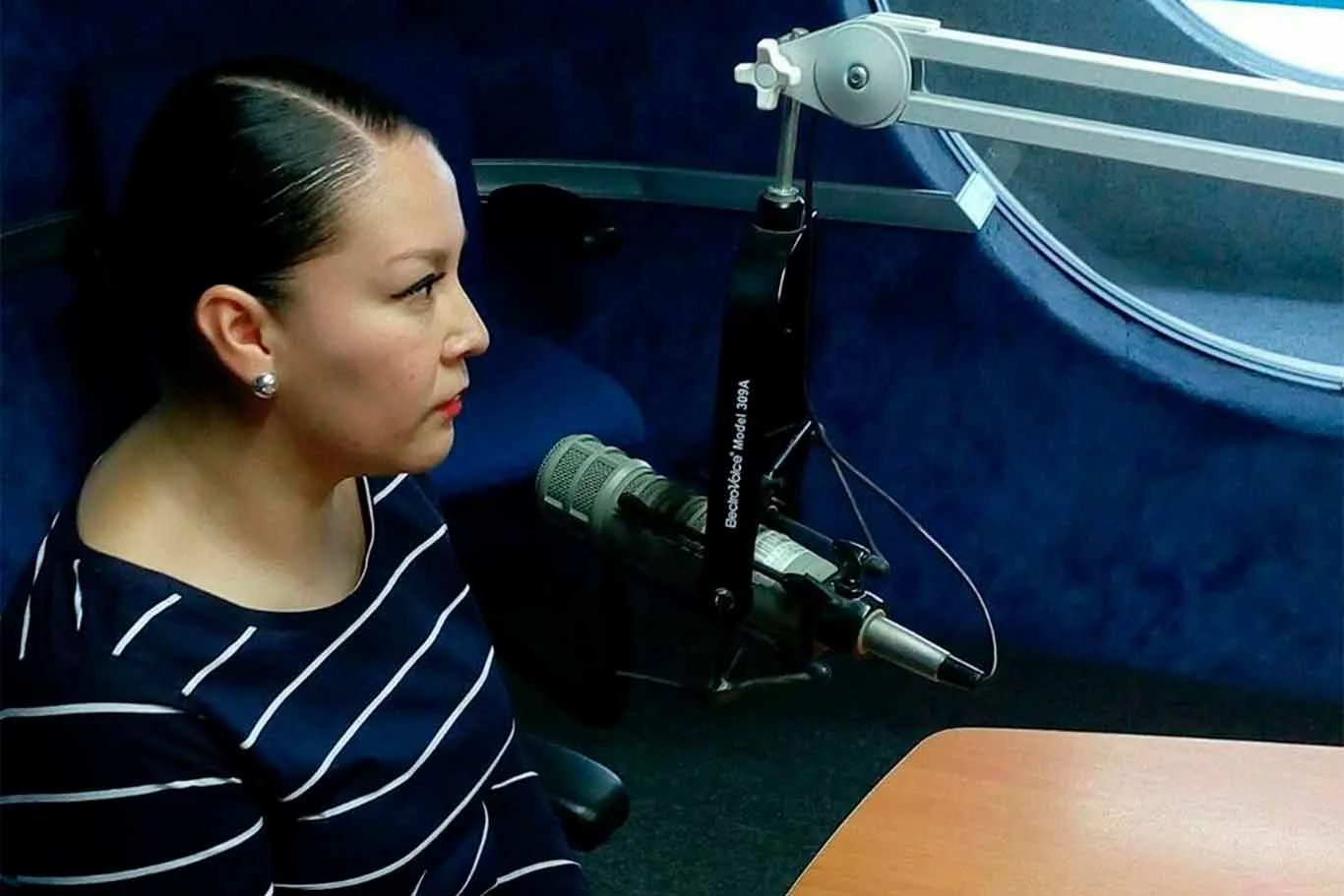 Maestra Martha en grabaci&oacute;n del programa radiof&oacute;nico "Chinchilagua".