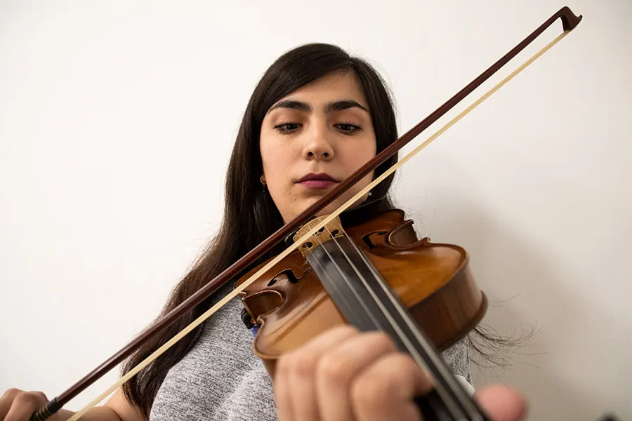 Marcela con su viol&iacute;n