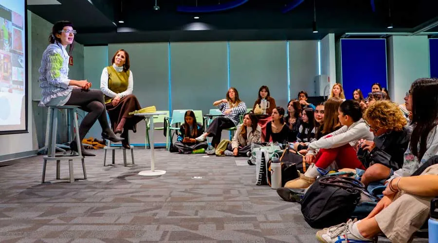 Mar&iacute;a Bottle egresada de PrepaTec comparte consejos para proceso creativo del arte