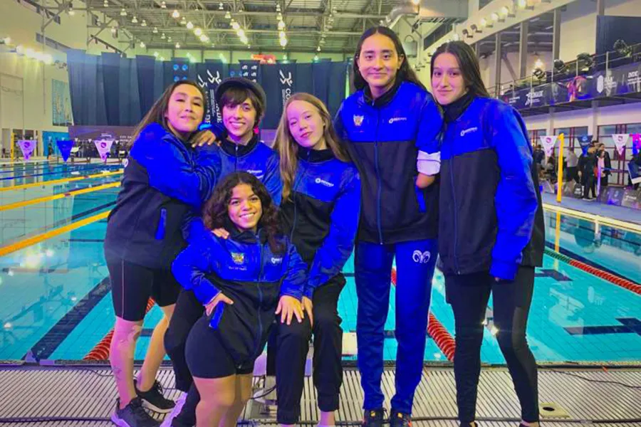 Ximena Gonz&aacute;lez con nadadoras en la competencia de la serie mundial de paranataci&oacute;n