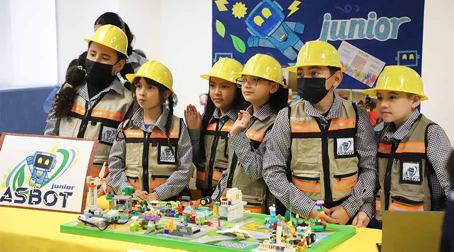 Ni&ntilde;os y ni&ntilde;as participan en la FIRST Lego League en campus Laguna