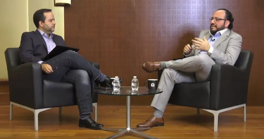 Alejandro Poir&eacute; (izq.) y Luis Serra Barrag&aacute;n, durante la charla "&iquest;Por qu&eacute; no tenemos gasolina?"