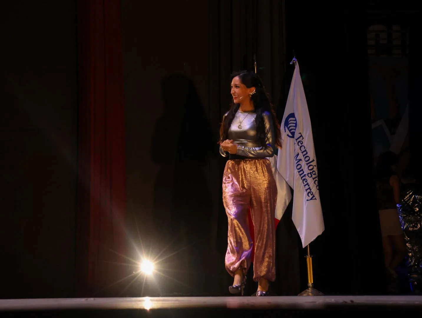 Patricia Hernández de Astrofísicos en Acción explora el sistema solar en MicroCosmos. (Foto: Anya Barrera). 