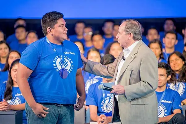 Pedro Pablo, alumno de la nueva generaci&oacute;n de L&iacute;deres del Ma&ntilde;ana, junto a Salvador Alva