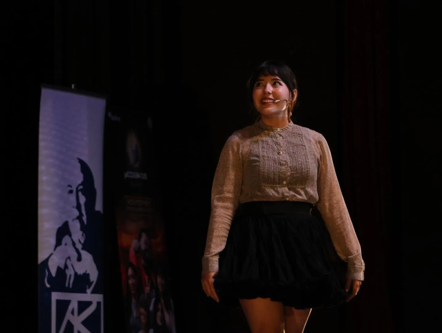 Paulina Aguilar, mejor conocida como Polilinker explora las leyes de la termodinámica en MicroCosmos.