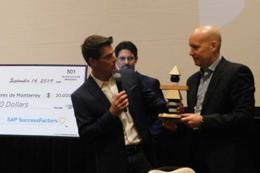 Hern&aacute;n Garc&iacute;a recibi&oacute; a nombre del Tec el Premio otorgado por SAP Succes Factor