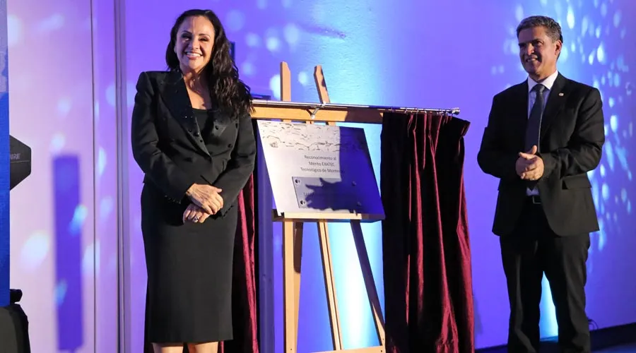 Tania Paola Ruiz Castro, recibi&oacute; el Premio al m&eacute;rito EXATEC por su contribuci&oacute;n y generosidad a la sociedad civil queretana. 