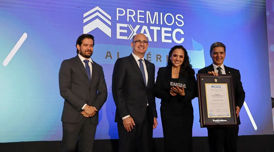 Tania Paola Ruiz Castro, recibi&oacute; el Premio al m&eacute;rito EXATEC por su contribuci&oacute;n y generosidad a la sociedad civil queretana. 