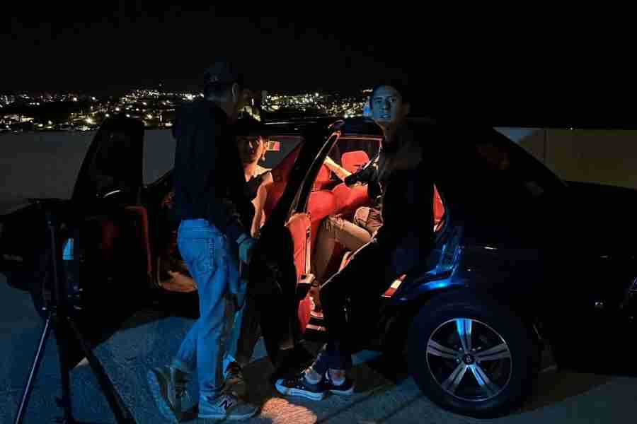 Producci&oacute;n del cortometraje, se esta grabando y dando indicaciones de noche en un auto.