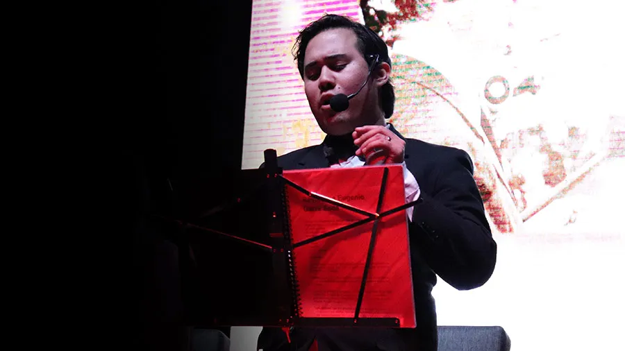 Profesor Luis Adri&aacute;n maestro de comedia musical de campus Ciudad Obreg&oacute;n