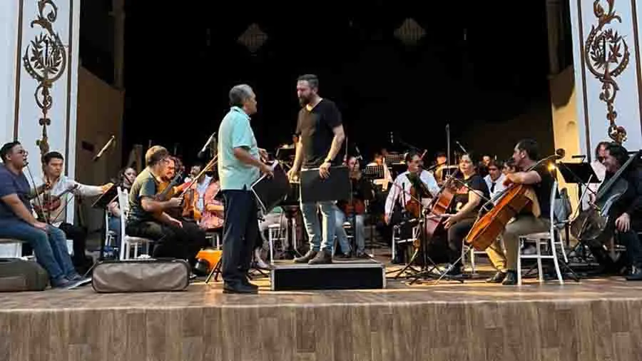Alfonso Molina docente del Tec campus Quer&eacute;taro dirigi&oacute; su obra Danzas itinerantes junto al c&eacute;lebre compositor Arturo M&aacute;rquez en el Festival Cultural &Aacute;lamos Pueblo M&aacute;gico en Sonora.