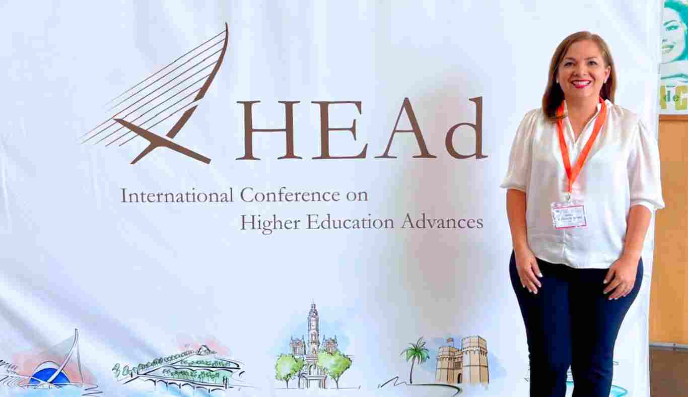 Adriana Morales en Valencia, Espa&ntilde;a como ponente de innovaci&oacute;n educativa.