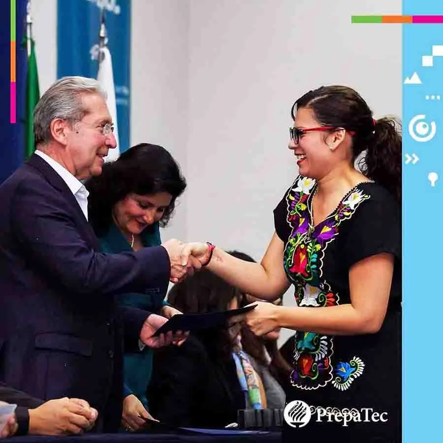 Profesora de PrepaTec campus Quer&eacute;taro acerca a sus alumnos al mundo de las ciencias