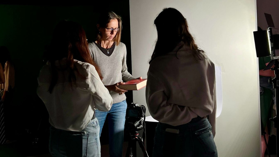 Guylaine Couttonlenc, profesora del Tec campus Qro en estudio fotográfico