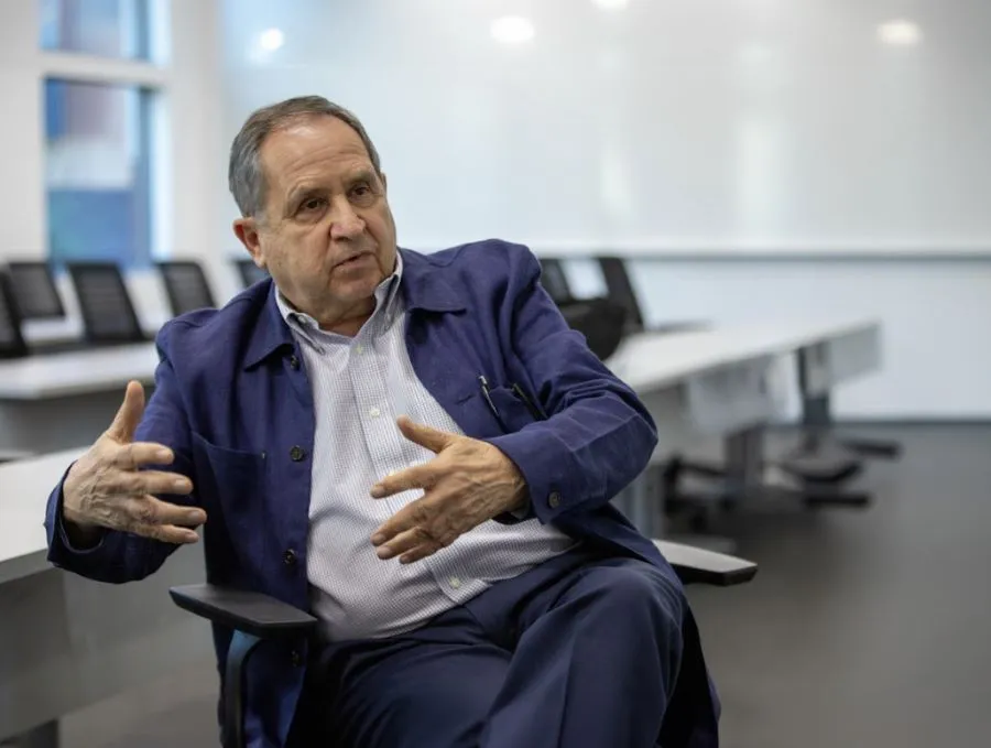 Salvador Alva en entrevista con CONECTA sobre su libro Lo que un l&iacute;der no debe delegar. Foto: Amirhossein Hosseini.