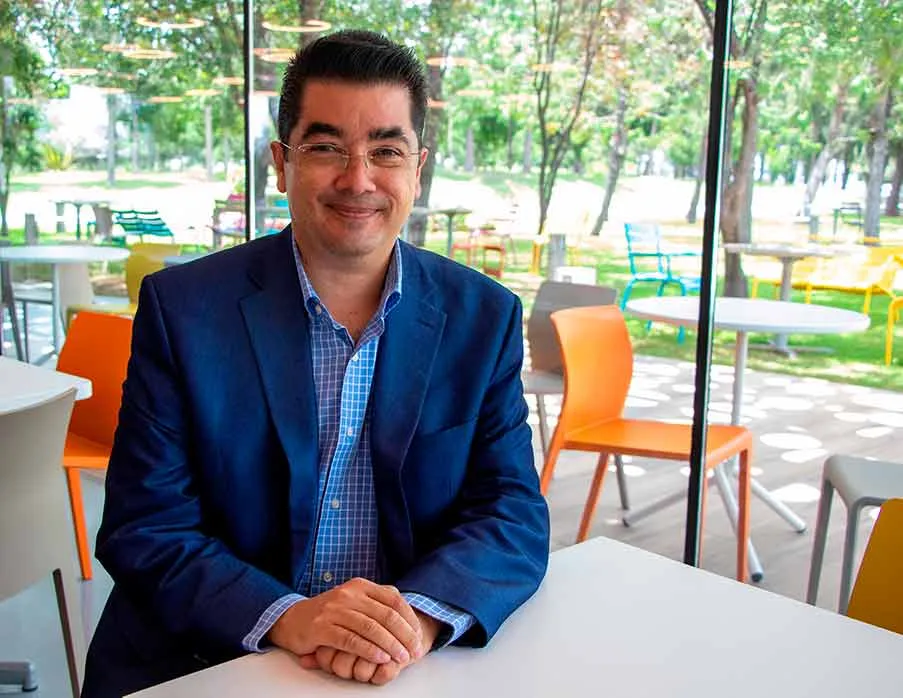 15, 16 y 19 a&ntilde;os son las edades del hijo y las dos hijas adolescentes de Carlos, quienes tambi&eacute;n viven cambios en sus nuevas etapas acad&eacute;micas.