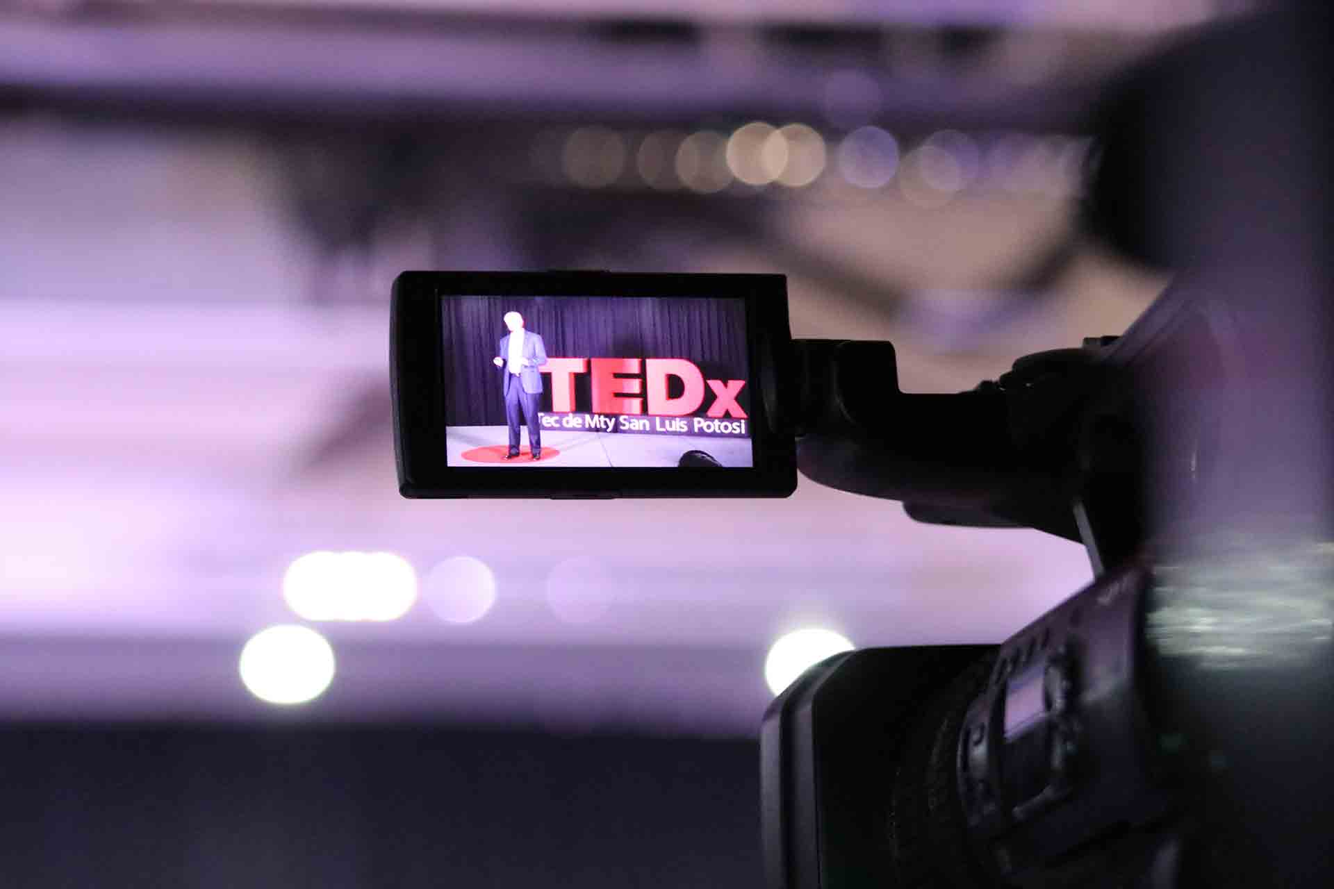 Las pl&aacute;ticas son grabadas para subir en la p&aacute;gina oficial de TED talks