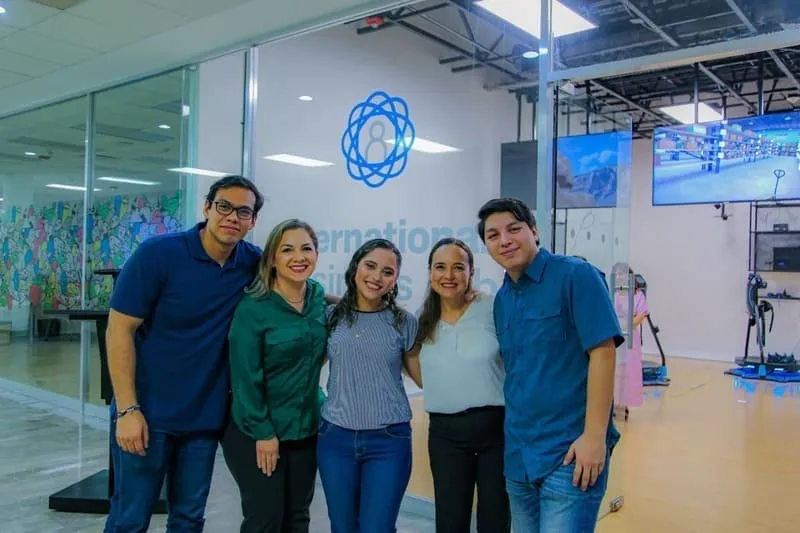 alumnos y profesoras del Tec en inauguraci&oacute;n de laboratorio de negocios