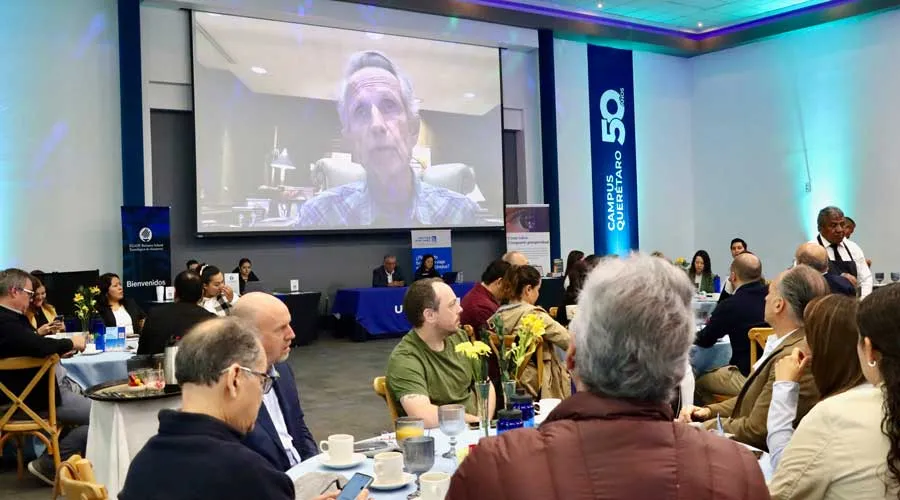 Charlan sobre negocios conscientes en Tec Business Summit en Tec de Monterrey campus Quer&eacute;taro