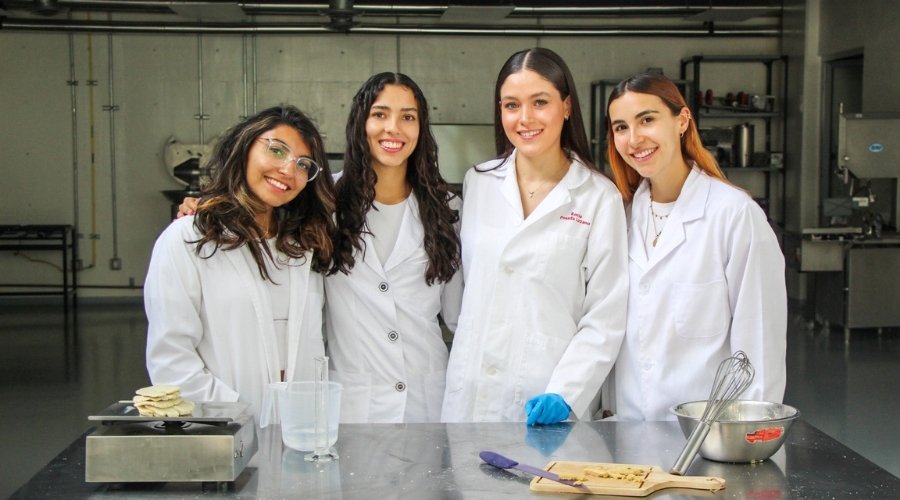 Estudiantes de Ingeniería en Alimentos del Tec campus Qro crean un burrito vegano instantáneo y son finalistas en concurso internacional.