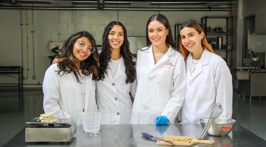 Estudiantes de Ingenier&iacute;a en Alimentos del Tec campus Qro crean un burrito vegano instant&aacute;neo y son finalistas en concurso internacional. 