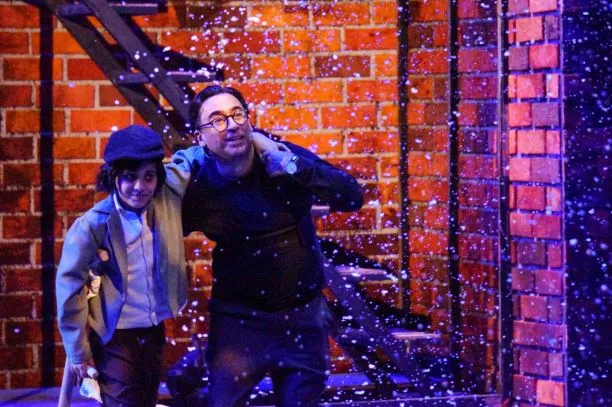En el campus Monterrey, Marcelo Gonz&aacute;lez dirigi&oacute; la puesta en escena "Un cuento de navidad", con Adal Ramones. 