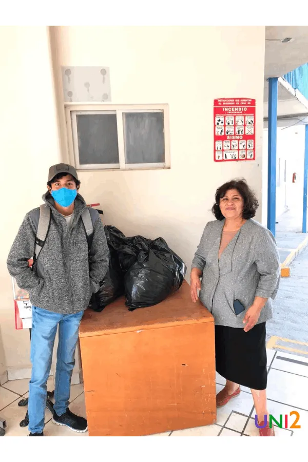 Uriel Rodríguez entregando las despensas recolectadas a través de UNI2.