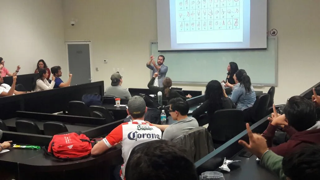 Taller de lenguaje de señas.