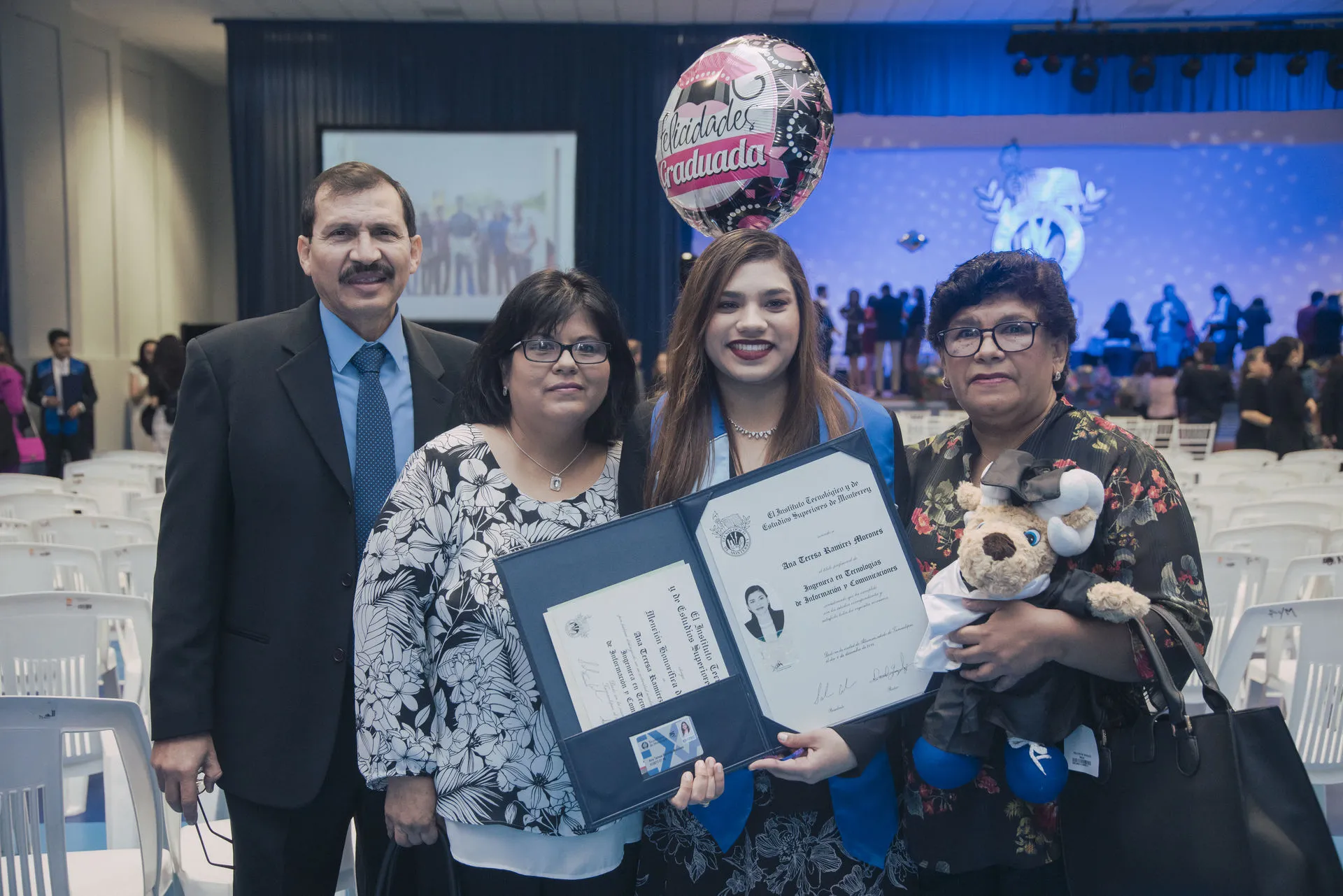 Ana Teresa con su familia el d&iacute;a de su graduaci&oacute;n