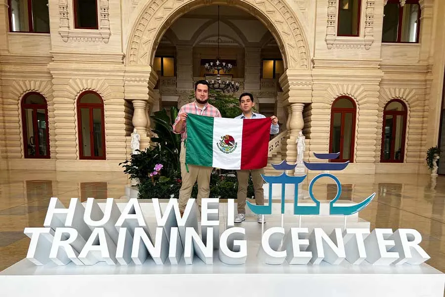 ​  Octavio Alem&aacute;n y Octavio Guerra en el Huawei Training Center. Foto: Cortes&iacute;a&nbsp;Octavio Alem&aacute;n y Octavio Guerra.  ​