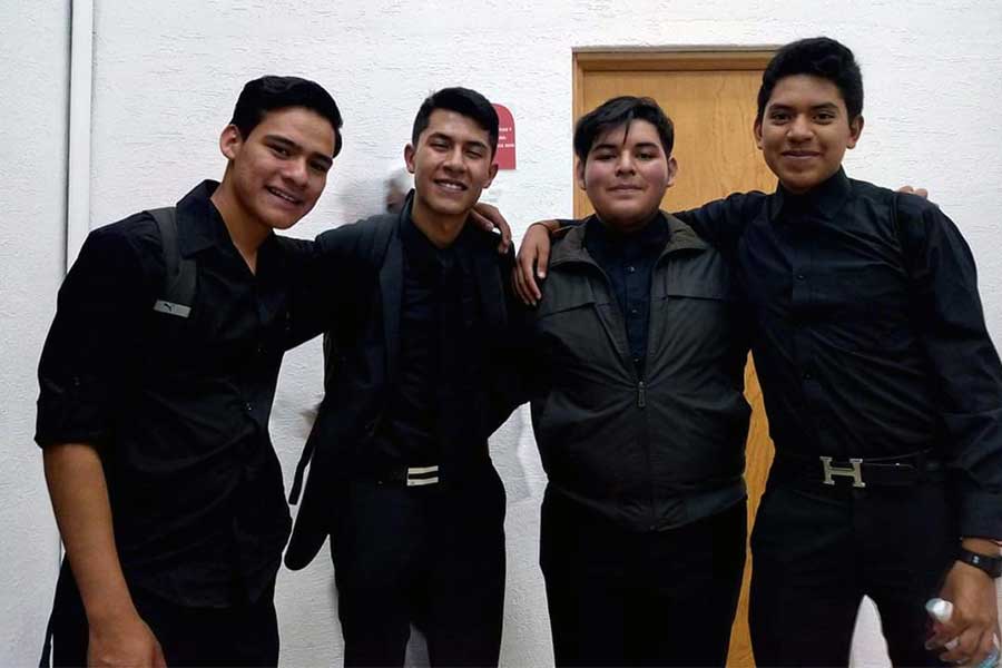 Aaron y sus compa&ntilde;eros de preparatoria.