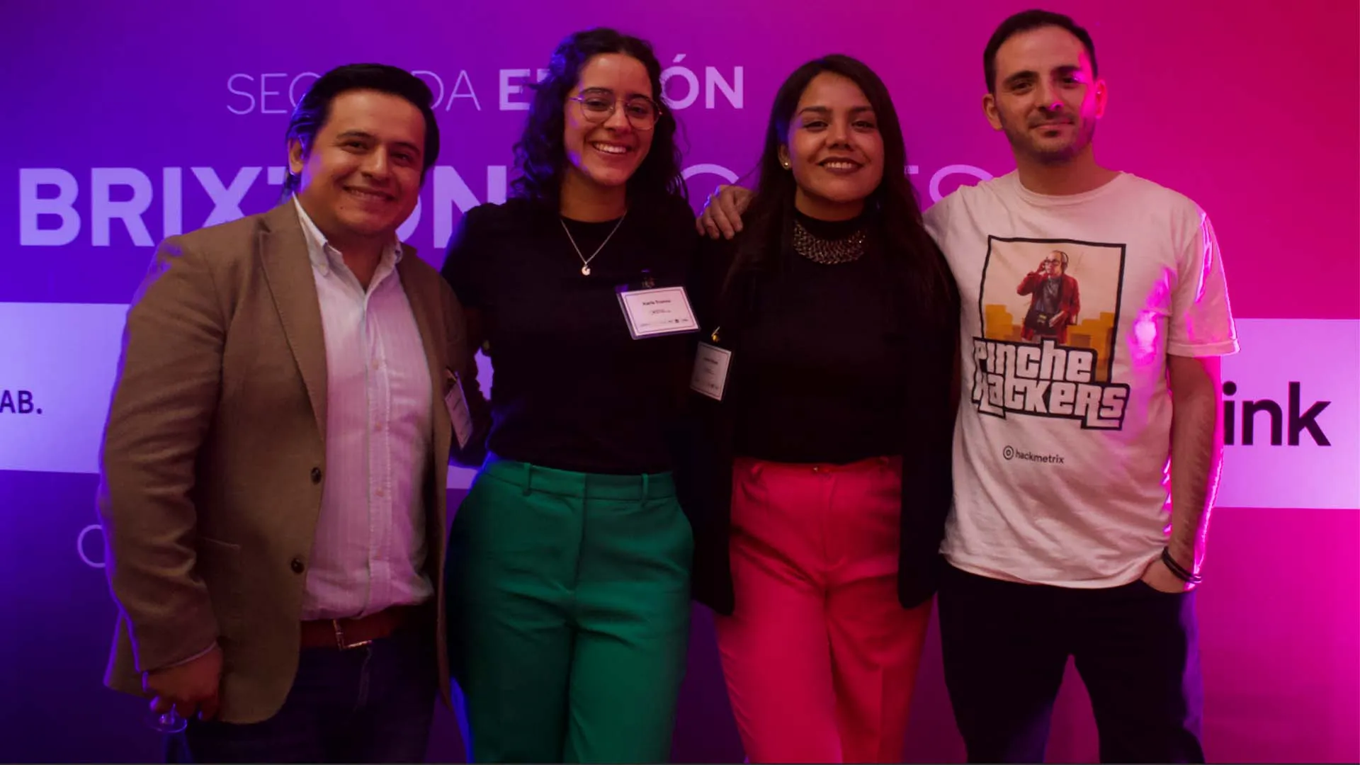 abrazo-equipo-brixton-innovaci&oacute;n