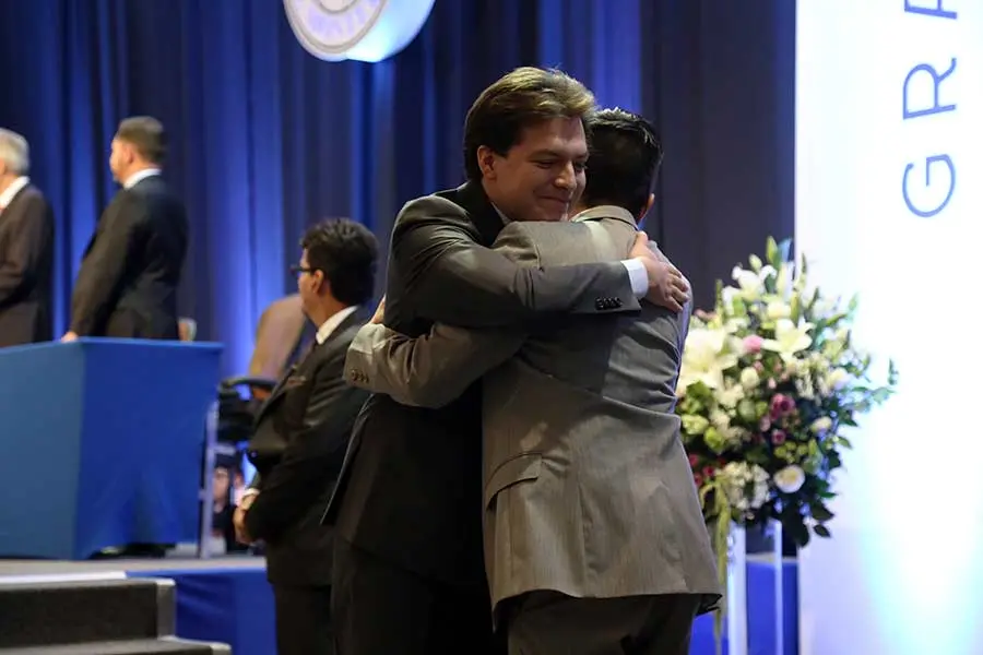 abrazo graduacion
