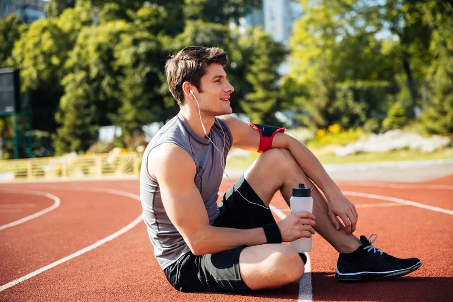 Dale descanso a tu cuerpo e hidr&aacute;tate durante el ejercicio.