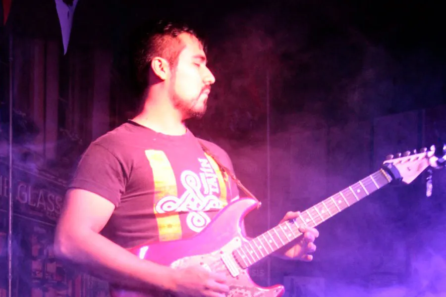 Adri&aacute;n Ferral es guitarrista de la banda Huitzil