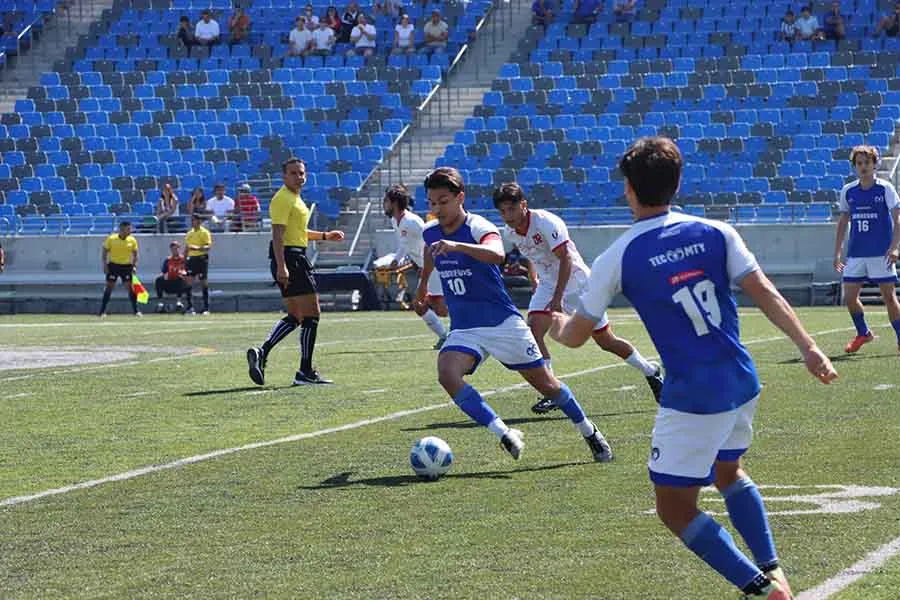 Adri&aacute;n Pel&aacute;ez, capit&aacute;n de Borregos Monterrey de futbol, en el partido final contra la UP Guadalajara en el Estadio Banorte, la casa de los Borregos. 