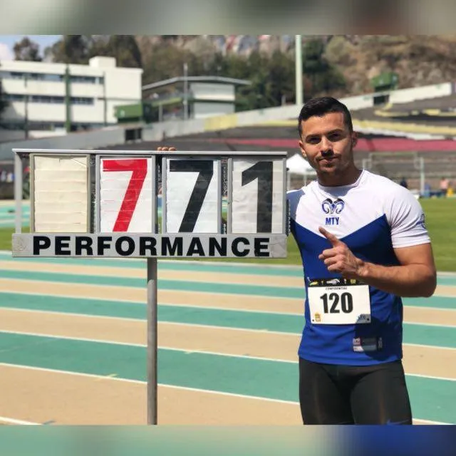 Adri&aacute;n Rivera, destacando uno de sus r&eacute;cords en salto de longitud, otra de las disciplinas que domina.