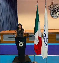 Aida al frente del p&oacute;dium en el evento "MUNMX Tampico"