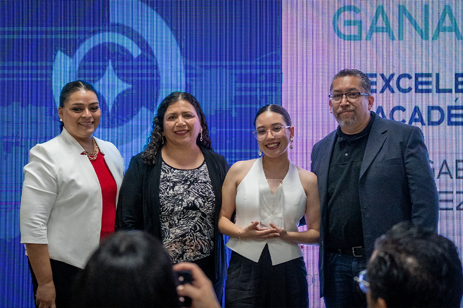 ailyn-con-su-familia-en-los-premios-ciac