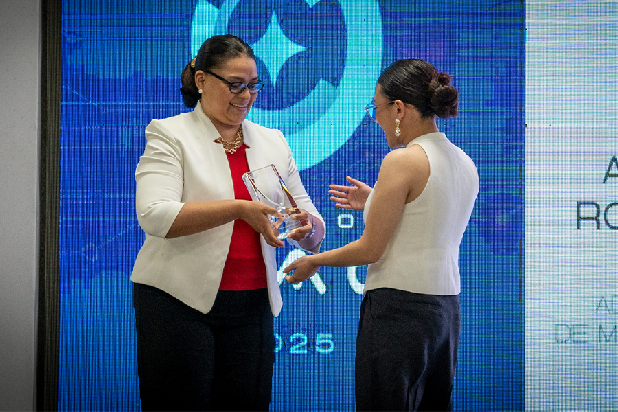 ailyn-recibiendo-su-premio-ciac