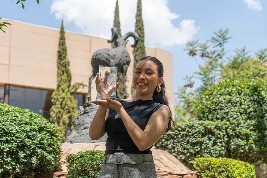 ailyn-sosteniendo-y-posando-con-su-premio