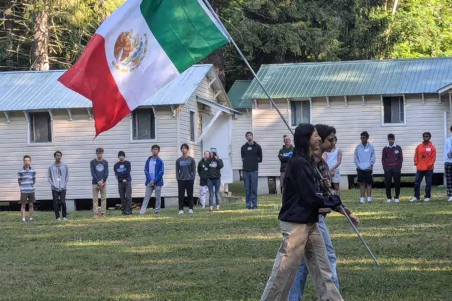 Fernando Sanchez representando a M&eacute;xico en National Youth Science Camp. Foto: cortes&iacute;a Fernando S&aacute;nchez. 