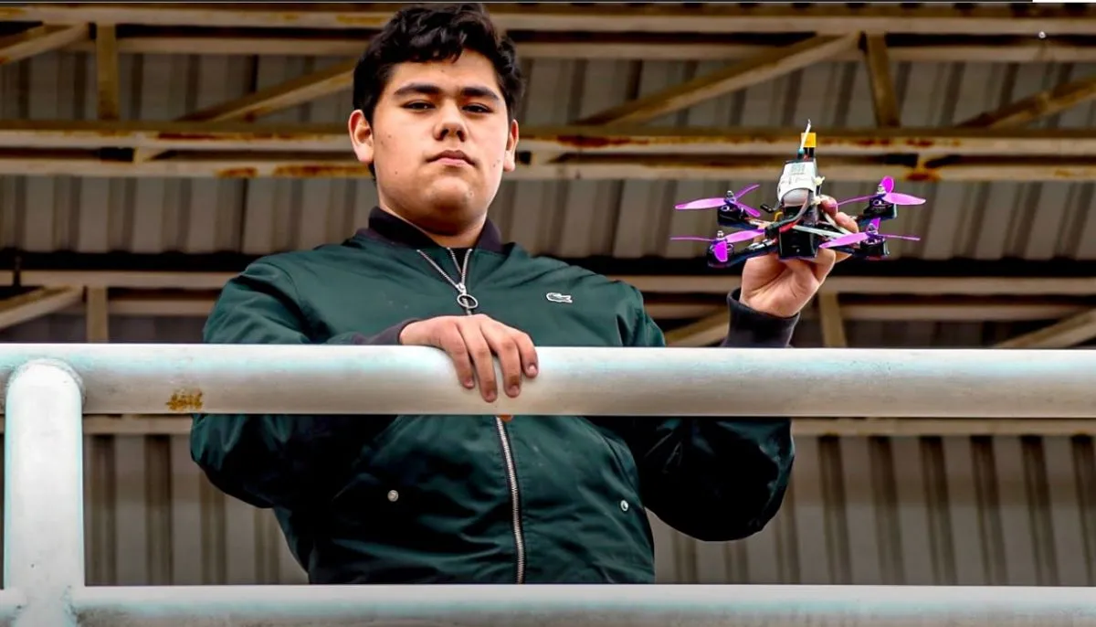Alan Guzm&aacute;n ense&ntilde;ando un dron