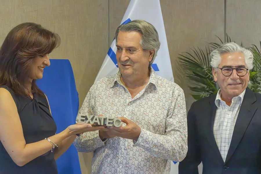 alberto coppel recibiendo premio al m&eacute;rito exatec